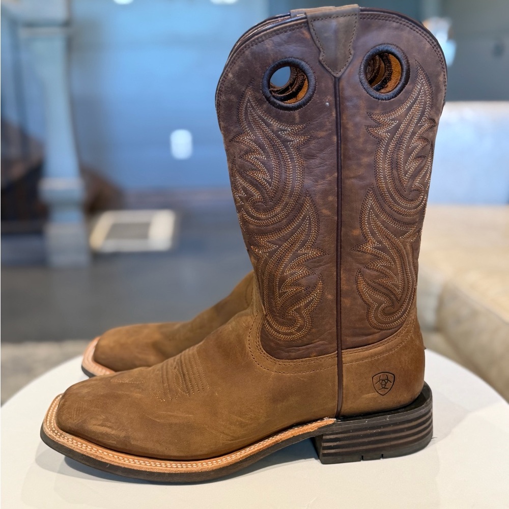 ARIAT MEN'S DISTRESSED BROWN & TACK ROOM BROWN HIGHLAND
TOUGHSTOCK BOOT Size 9.5